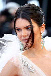 Kendall+Jenner+Girls+Sun+Les+Filles+Du+Soleil+TjXUzXaOmWox.jpg