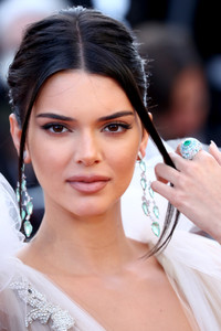 Kendall+Jenner+Girls+Sun+Les+Filles+Du+Soleil+zdKbzi_Gwfyx.jpg