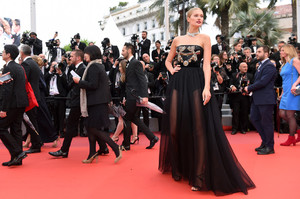 Toni+Garrn+Burning+Beoning+Red+Carpet+Arrivals+qbF4WKJRK_hx.jpg