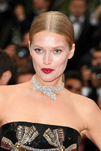 Toni+Garrn+Burning+Beoning+Red+Carpet+Arrivals+wDrgyi5ELQmx.jpg