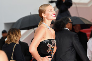 Toni+Garrn+Burning+Beoning+Red+Carpet+Arrivals+yumomeU2lofx.jpg