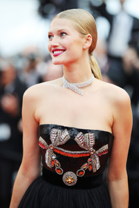 Toni+Garrn+Burning+Beoning+Red+Carpet+Arrivals+Fvmf24i2oK6x.jpg