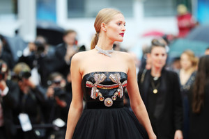 Toni+Garrn+Burning+Beoning+Red+Carpet+Arrivals+P1s-A9lYGsGx.jpg