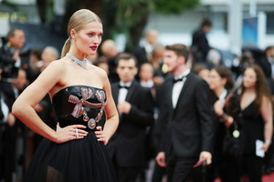 Toni+Garrn+Burning+Beoning+Red+Carpet+Arrivals+25UvvrI0hNpx.jpg