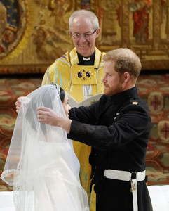 5b001d58b3619_MeghanMarklePrinceHarryMarriesMsMeghanJhcf1CDyAyGx.thumb.jpg.b9c20bfb6439344f0214f3b6e1ae1262.jpg