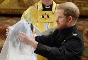 5b001d94d130e_MeghanMarklePrinceHarryMarriesMsMeghanK2_tE-rNEGRx.thumb.jpg.b8b0c7c3285cbf94d5cb582732da8c11.jpg