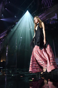 5b006e8db15d0_ValeryKaufmanAmfARGalaCannes2018Show0seM0K8queFx.thumb.jpg.847cb133c2c702d43f7f314b3b377931.jpg