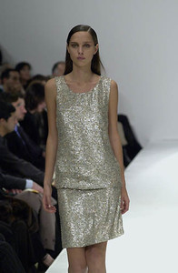 5b025902bbcb3_VeraWangFW20002001NYFW3.thumb.jpg.102cf537b134f2e417acecf8950f7136.jpg