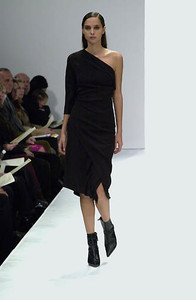 5b025905ee4e5_VeraWangFW20002001NYFW5.thumb.jpg.0305b43bb45b458ed56296cc08433f39.jpg