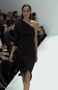 5b02590755f6e_VeraWangFW20002001NYFW6.thumb.jpg.9879fb82de37bc24019eb01767bc1a33.jpg