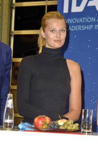 69575090_mcfan-celeblounge-net03-05-2018-09-12toni-garrn_06.jpg