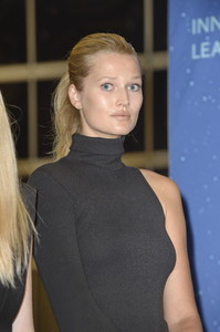 69575105_mcfan-celeblounge-net03-05-2018-09-12toni-garrn_12.jpg