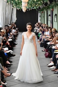 945919122-amsale-bridal-spring-2019-vogue-pr.jpg