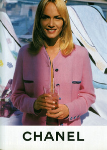 Amber-Valletta-Chanel-1996-02.thumb.jpg.d9b15b7357f48c851f26f99dbc0058f3.jpg