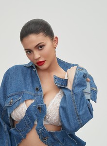 Evening-Standard-Magazine-Kylie-Jenner-Nagi-Sakai-8.jpg