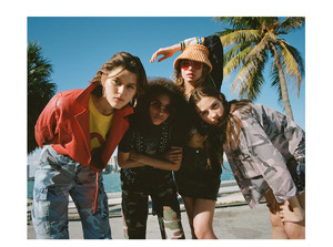 HIGH_SUMMER_BLANK_DESKTOP_03.thumb.jpg.5250ba56ec0bfb349e244a3251b92584.jpg