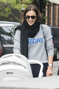 Irina-Shayk-with-her-daughter-Lea-out-for-a-walk-in-New-York-City-1.thumb.jpg.72178d4cd7cc401cef611120c3bd4bd6.jpg