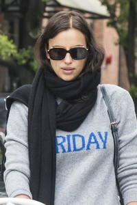 Irina-Shayk-with-her-daughter-Lea-out-for-a-walk-in-New-York-City-2.thumb.jpg.65d9c722b4c7f44634f2c15cdfd49a8d.jpg