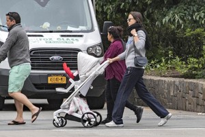 Irina-Shayk-with-her-daughter-Lea-out-for-a-walk-in-New-York-City-3.thumb.jpg.302d2063c296c0331ab37009a3e9a1a4.jpg