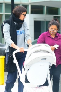 Irina-Shayk-with-her-daughter-Lea-out-for-a-walk-in-New-York-City-4.thumb.jpg.d9764e308437782218a5b1cedf1c2c72.jpg