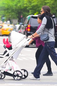 Irina-Shayk-with-her-daughter-Lea-out-for-a-walk-in-New-York-City-6.thumb.jpg.e5b7d18322dca7b2e679ee673f8e992b.jpg