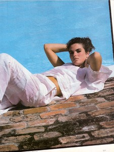 Piel_Vogue_US_May_1983_06.thumb.jpg.844a6fec1c04aca621eef118c296e6ea.jpg
