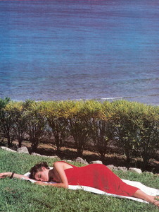 Piel_Vogue_US_May_1983_11.thumb.jpg.edc46f6059f7ab4339aa66c92b387e47.jpg