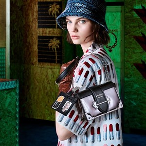 Prada-Pre-Fall-2018-Campaign70131.thumb.jpg.ba5e8b30da27bb1531a2b385be071101.jpg