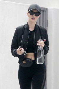 Rosie-Huntington-Whiteley-arriving-for-her-morning-workout-in-West-Hollywood-05.thumb.jpg.8334bcd2ccf80f948ccf916624150584.jpg