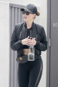 Rosie-Huntington-Whiteley-arriving-for-her-morning-workout-in-West-Hollywood-06.thumb.jpg.7a02ce8079c04102c44be7b63112b680.jpg