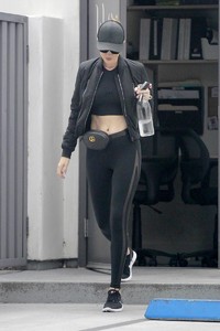 Rosie-Huntington-Whiteley-arriving-for-her-morning-workout-in-West-Hollywood-09.thumb.jpg.d1cbfe1745f2367d0609ad9ba6b7dffb.jpg