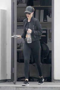 Rosie-Huntington-Whiteley-arriving-for-her-morning-workout-in-West-Hollywood-10.thumb.jpg.34655c8185000f154734d0be5632e9ff.jpg