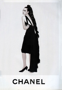 Shalom-Harlow-Chanel-1995-04.thumb.jpg.27ad48a09bfd6b44ff5ccf9e615d98ae.jpg