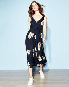 Vince-Gardenia-Floral-Print-Twist-Front-Pleated-Dress.thumb.jpg.fc91fa2e1a277687341f7d5d9d812672.jpg