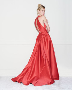 Zac-Posen-Deep-V-Neck-Full-Skirt-Gown.thumb.jpg.c175b80ebad2ef1e3c867c29b26c9086.jpg