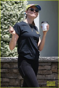 adam-levine-behati-prinsloo-kick-off-their-sunday-workout-03.jpg