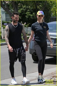 adam-levine-behati-prinsloo-kick-off-their-sunday-workout-05.jpg