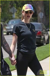 adam-levine-behati-prinsloo-kick-off-their-sunday-workout-06.jpg