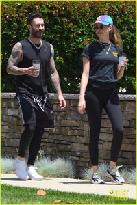 adam-levine-behati-prinsloo-kick-off-their-sunday-workout-12.jpg