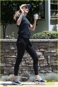 adam-levine-behati-prinsloo-kick-off-their-sunday-workout-27.jpg