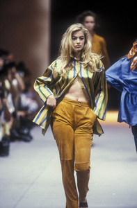 alberta-ferretti-ss-1991-10.thumb.jpg.1b24d26762b30b70b17792e50730f1f6.jpg