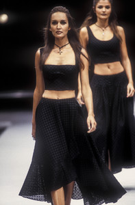 alberta-ferretti-ss-1993-5.thumb.jpg.30c21fa4c9e00e8e130b259230307824.jpg