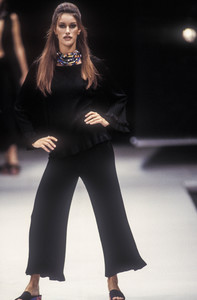 alberta-ferretti-ss-1993-6.thumb.jpg.3742fcb89d730c1d408ced50b4c29faa.jpg