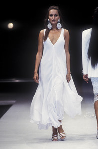 alberta-ferretti-ss-1993-7.thumb.jpg.c3d63838efb00ae247d05b2320ece875.jpg