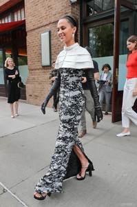 aliciavikander_metgala2018_002.thumb.jpg.1301baaf747ce590d03f1c8dae3c59f5.jpg