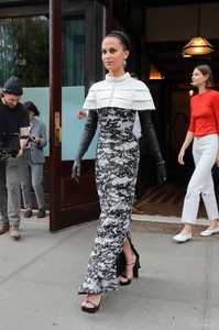 aliciavikander_metgala2018_003.thumb.jpg.2962136e7affe0805882028f932371f1.jpg