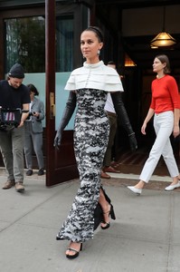 aliciavikander_metgala2018_004.thumb.jpg.643ad1570a2dca957691c04280a12c02.jpg