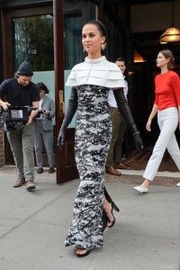 aliciavikander_metgala2018_005.thumb.jpg.8634e5f175d03b409f7e799526123645.jpg