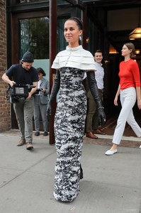 aliciavikander_metgala2018_006.thumb.jpg.beea48205749913f4c5e70428f9f5e9a.jpg