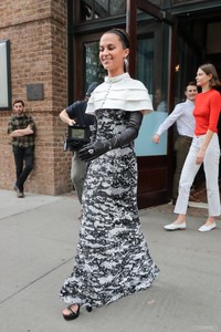 aliciavikander_metgala2018_008.thumb.jpg.aa38c3b205b9e2fab924342a033bcebb.jpg